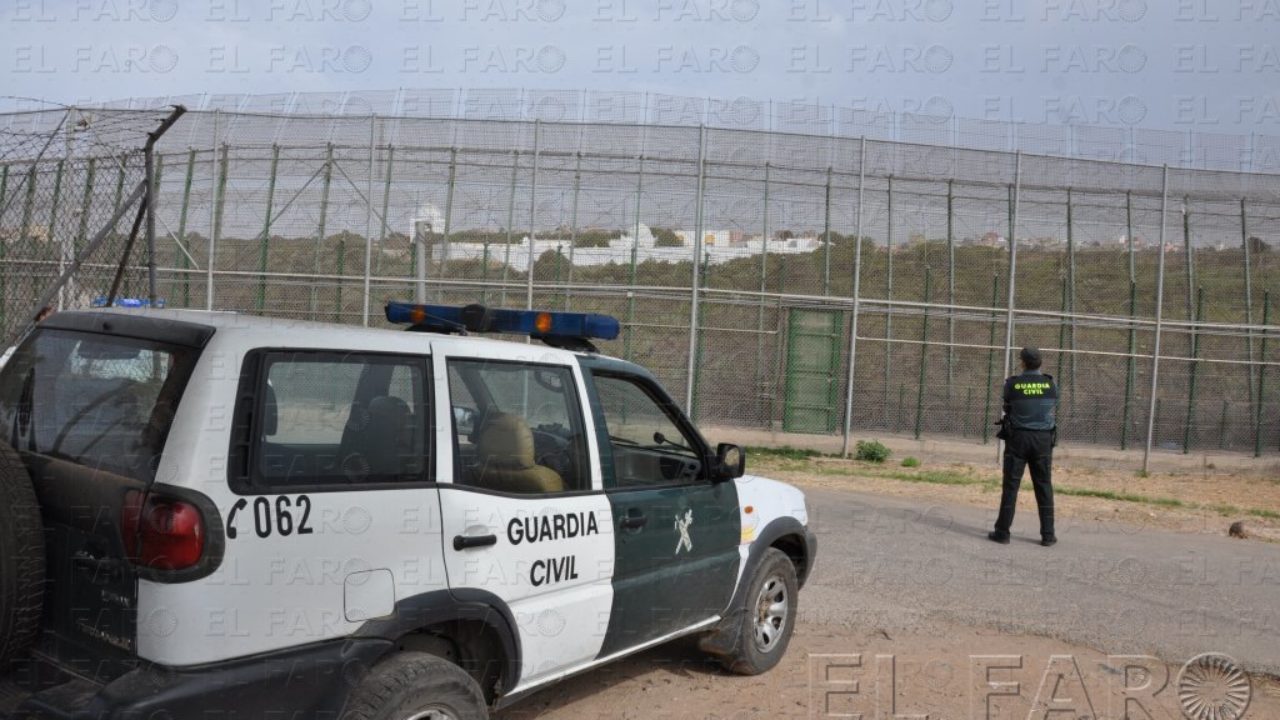 AUGC Guardia Civil 🇪🇸 on X: Tener que sujetar el techo del coche oficial  con chinchetas, un vehículo con 361.445 kms. #RevisaElCoche #AUGC   / X