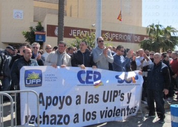 Cerca de 250 policías “indignados” protestan en Melilla en apoyo a la UIP