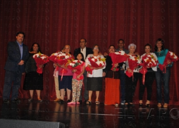 Los gitanos melillenses homenajean a sus mayores con flores y aplausos