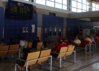 El aeropuerto se queda a oscuras con usuarios dentro por falta de personal