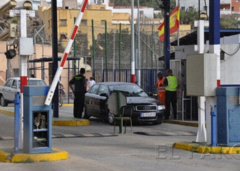 El paso de Farhana abre con media hora de retraso por falta de policías