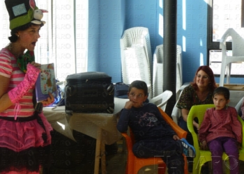 Un cuentacuentos enseña a los niños que las mamás no son tan “mandonas”