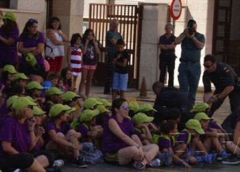 Unos 200 niños de Cáritas conocen el trabajo de agentes de la Guardia Civil
