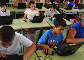 Los centros de la ciudad cuentan con un ordenador por cada tres escolares