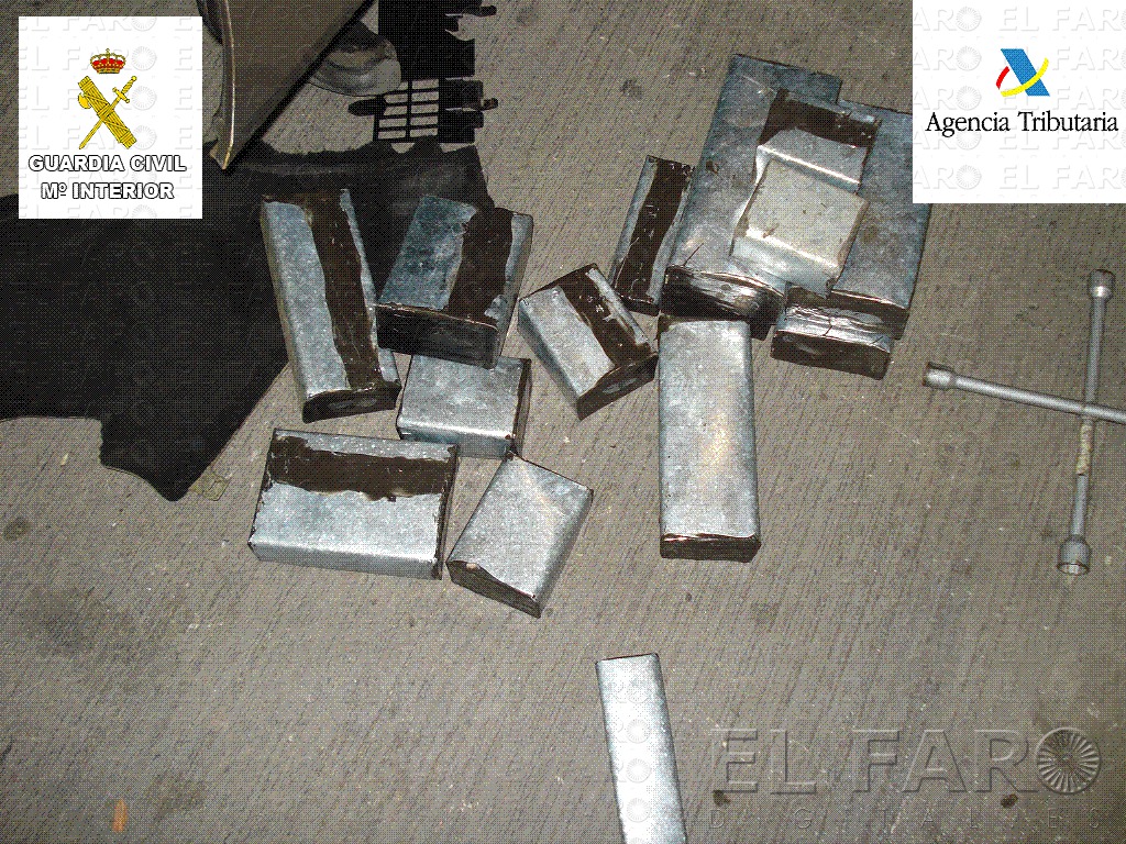 Descubren 1,2 kilos de hachís ocultos en la zona genital de dos pasajeros de avión