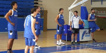 La plantilla, en el entrenamiento de ayer en las instalaciones del Javier Imbroda.