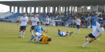 El cordobés Guille Roldán dispuso de una de las numerosas ocasiones claras de gol que tuvo el Melilla, pero su disparo se marchó alto.