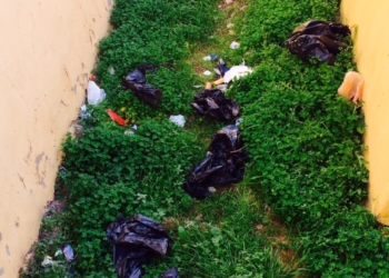 Váter clandestino de los menas, a la espalda de la garita de los vigilantes, cuyos alrededores están llenos de basura.