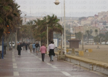 Un joven niega haber robado a punta de navaja a otro en el Paseo Marítimo