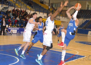 El Melilla se complica los playoffs