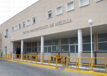 Un preso se lesiona con una cuchilla e intenta agredir a varios fucionarios