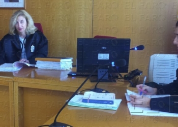 Acusa a su ex novia de embestirle con   el coche en el que viajaba con su madre
