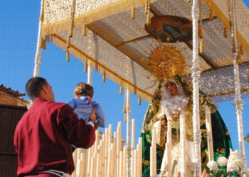 ‘La Pollinica’ abre la Semana Santa arropada por los melillenses y      un sol resplandeciente