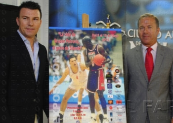 Momento de la presentación del cartel con Juanma Pastor (i), junto al consejero de Fomento, Juventud y Deportes, Miguel Marín.