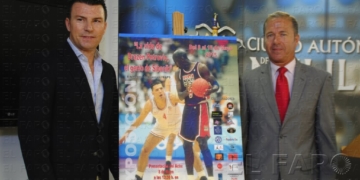 Momento de la presentación del cartel con Juanma Pastor (i), junto al consejero de Fomento, Juventud y Deportes, Miguel Marín.