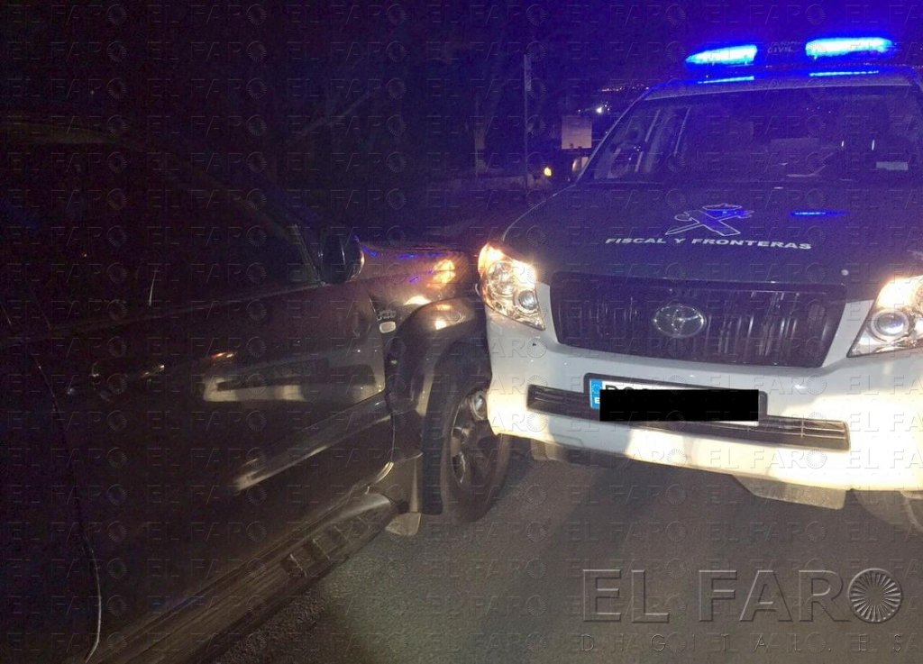 Un conductor ebrio embiste un coche de la Guardia Civil y hiere a un agente