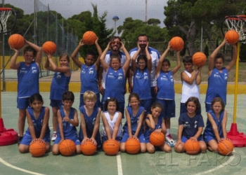 Los chicos trabajan en el Fuerte con el final del campus en el horizonte