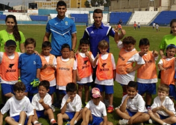 Los jugadores de la UD Melilla se fotografiaron con algunos de los campus de verano de la Peña Real Madrid.