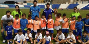 Los jugadores de la UD Melilla se fotografiaron con algunos de los campus de verano de la Peña Real Madrid.