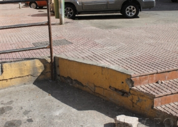 Ratas, agujeros en la acera y suciedad, quejas de vecinos de Minas del Rif