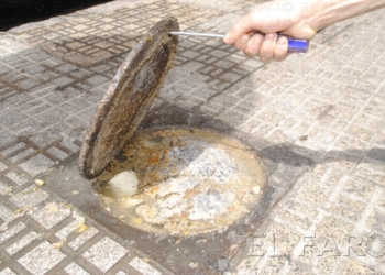 Una arqueta que expulsa aguas fecales y que causa mal olor en calle López Moreno