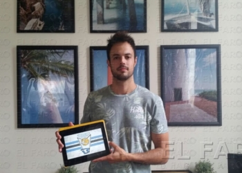 El nuevo jugador del Melilla Baloncesto mostrando el anagrama del equipo.