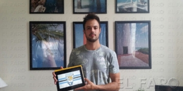 El nuevo jugador del Melilla Baloncesto mostrando el anagrama del equipo.