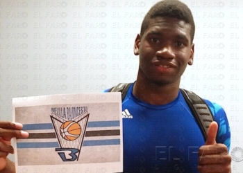 El nuevo jugador azulino con el escudo del club.