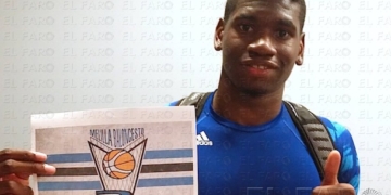 El nuevo jugador azulino con el escudo del club.