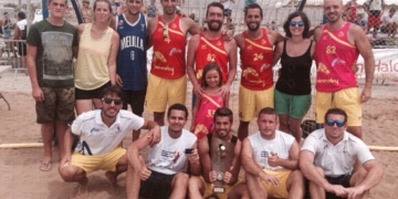 Componentes de la escuadra del Baplamel con el trofeo de subcampeones del circuito Arena Tour 2015.