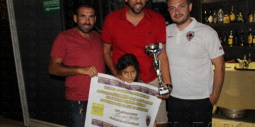 Representantes del Industrial Melilla con la copa de campeón.