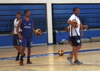Álvaro García (c), en uno de los entrenamientos de la temporada pasada con el Melilla Baloncesto.