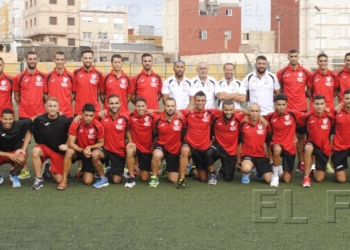 Plantilla al completo del River Melilla, con equipo técnico incluido.