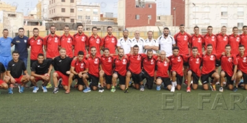 Plantilla al completo del River Melilla, con equipo técnico incluido.