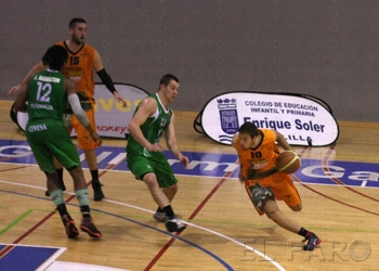 El escolta, con el balón, en una jugada de ataque.