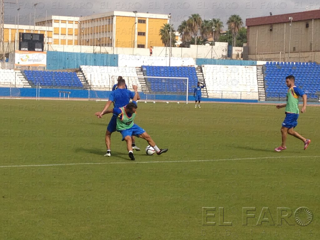 La UD Melilla prepara el debut liguero como local con más luces que sombras