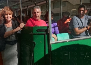 Usuarios del Gámez Morón disfrutan de un paseo en el tren turístico