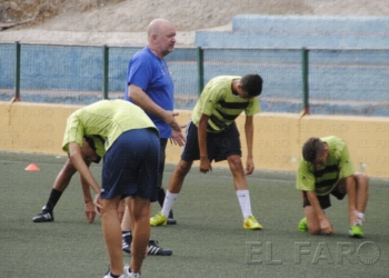 Carmona, técnico de la Peña Barcelonista, dando instrucciones a sus jugadores en uno de los entrenamientos.