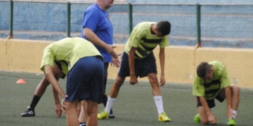 Carmona, técnico de la Peña Barcelonista, dando instrucciones a sus jugadores en uno de los entrenamientos.