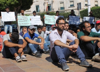 Un centenar de sirios exige una ‘salida’ en la Plaza de España