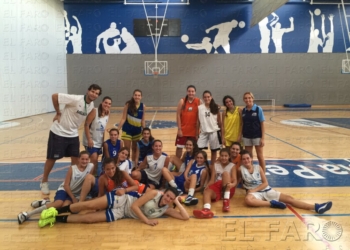 Jugadores de la Selección junior de nuestra ciudad junto a los técnicos Alejandro Limón y Ana Rodríguez.