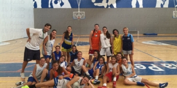 Jugadores de la Selección junior de nuestra ciudad junto a los técnicos Alejandro Limón y Ana Rodríguez.