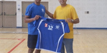El jugador brasileño, a la izquierda, junto al presidente del CV Melilla.