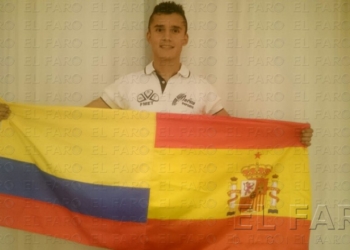 Alejandro, con la bandera de España y Colombia unidas.