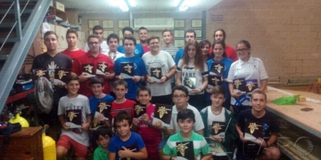 Todos los campeones con sus respectivos trofeos en la entrega de trofeos que se realizó en la galería de tiro mosqueteros.