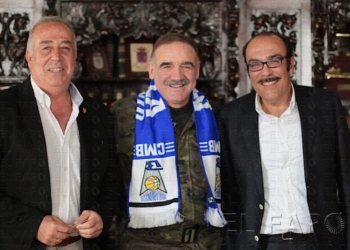 José Antonio García, directivo, Fernando Gutiérrez Díaz de Otazu (c), comandante general de Melilla y Jaime Auday, presidente del Melilla BC.