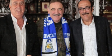 José Antonio García, directivo, Fernando Gutiérrez Díaz de Otazu (c), comandante general de Melilla y Jaime Auday, presidente del Melilla BC.