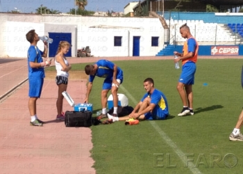 Componentes de la primera plantilla azulino, en uno de los descanso del entrenamiento de ayer en el estadio municipal Álvarez Claro.