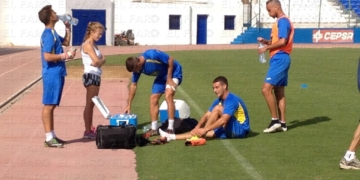 Componentes de la primera plantilla azulino, en uno de los descanso del entrenamiento de ayer en el estadio municipal Álvarez Claro.