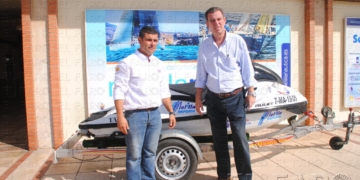 Pedro Pérez junto a Antonio Miranda y la moto de competición que utiliza el melillense en las diferentes pruebas nacionales.